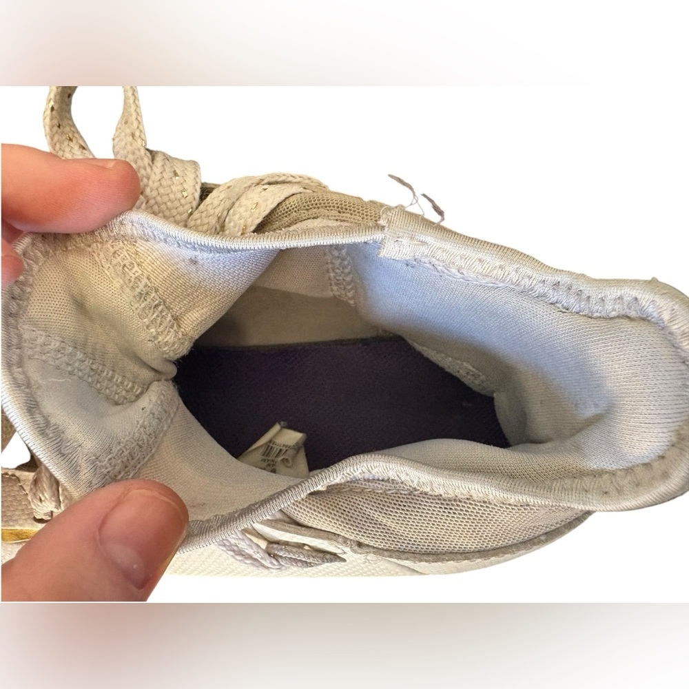 SOLD
NIKE ALPHA HUARACHE 6 ELT TF LAX LE SIZE 9 White, gold & purple shoes - Picture 9 of 15